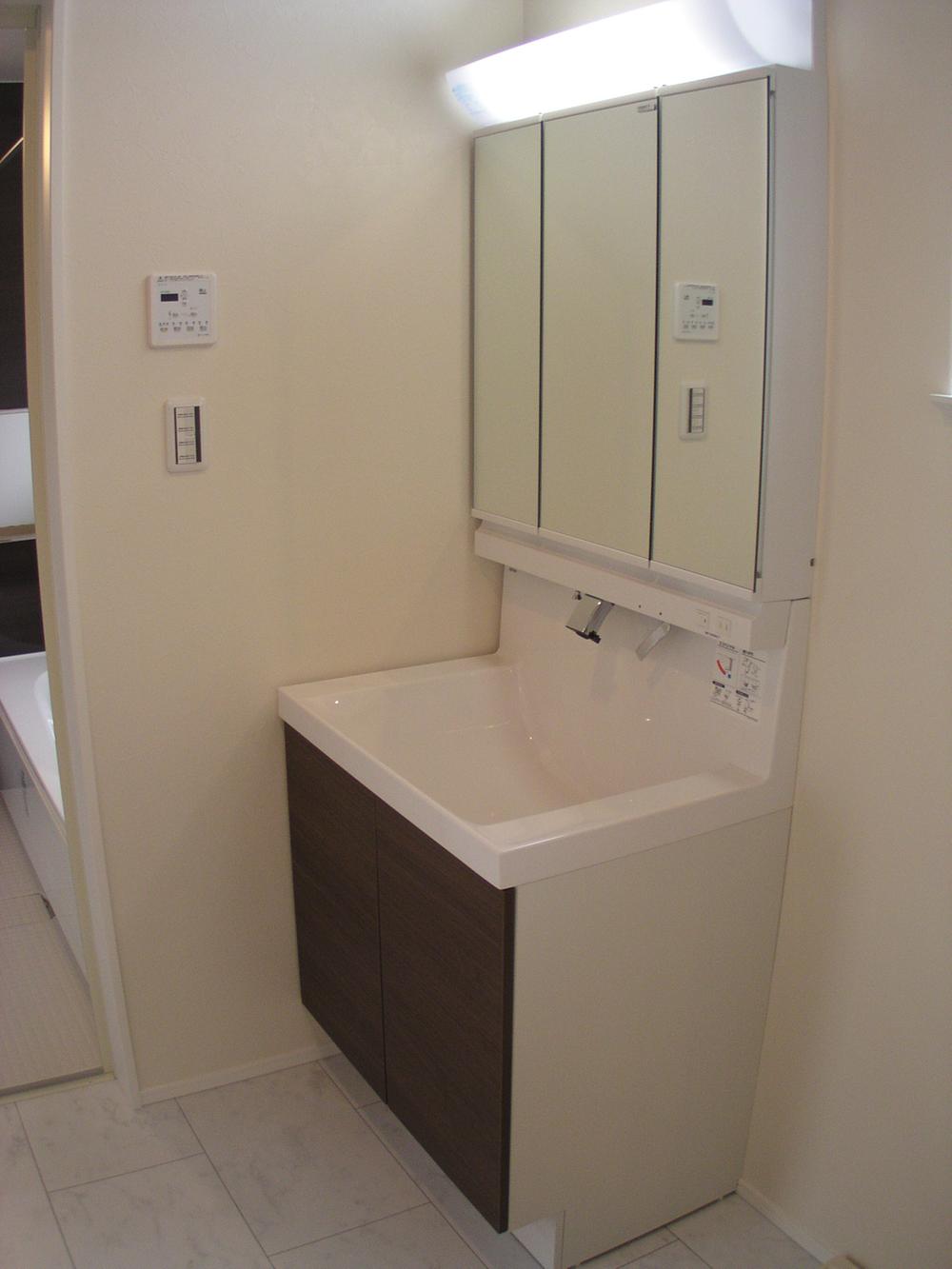 Other Equipment. Because the tray arrangement freely of mirror cabinet can be efficiently stored, Washbasin under even frontage full of storage space. Easy to clean built-in water Snoop drainage ditch is difficult flangeless that accumulate dirt