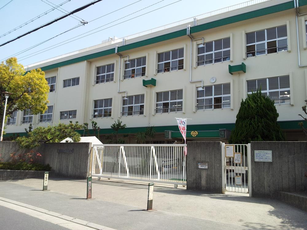 Primary school. 80m 1 minute walk to the east elementary school