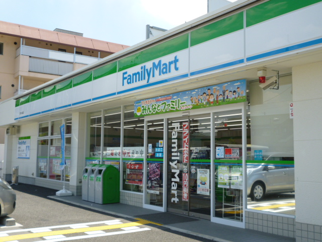 Convenience store. FamilyMart Ibaraki Station chome store up (convenience store) 404m