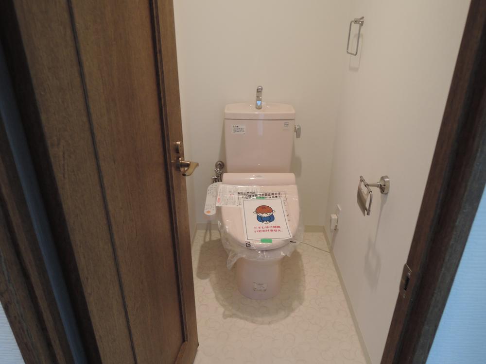 Toilet. Indoor (11 May 2013) Shooting