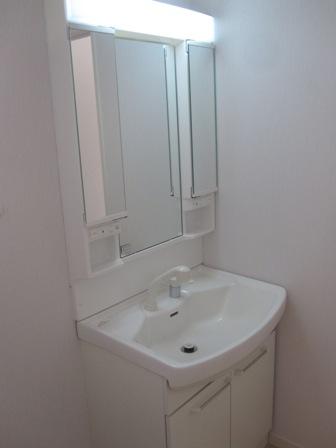 Wash basin, toilet. Same specifications of the company's other properties