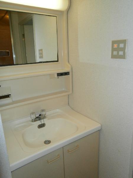 Bath. Wash basin