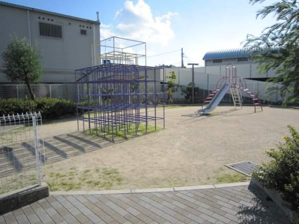 park. About 1 minute 50m walk to the site in the park