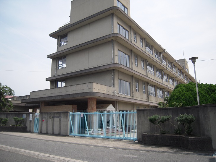 Primary school. Ibaraki Municipal Higashinara elementary school (elementary school) 600m to