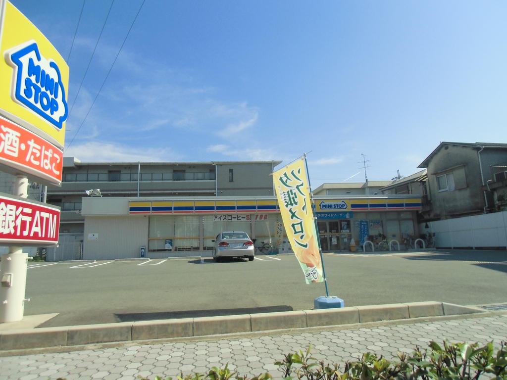 Convenience store. MINISTOP up (convenience store) 172m