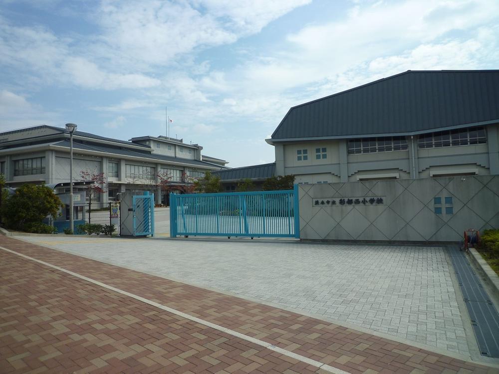 Primary school. Ibaraki Tatsuirodori and Western until the elementary school 666m