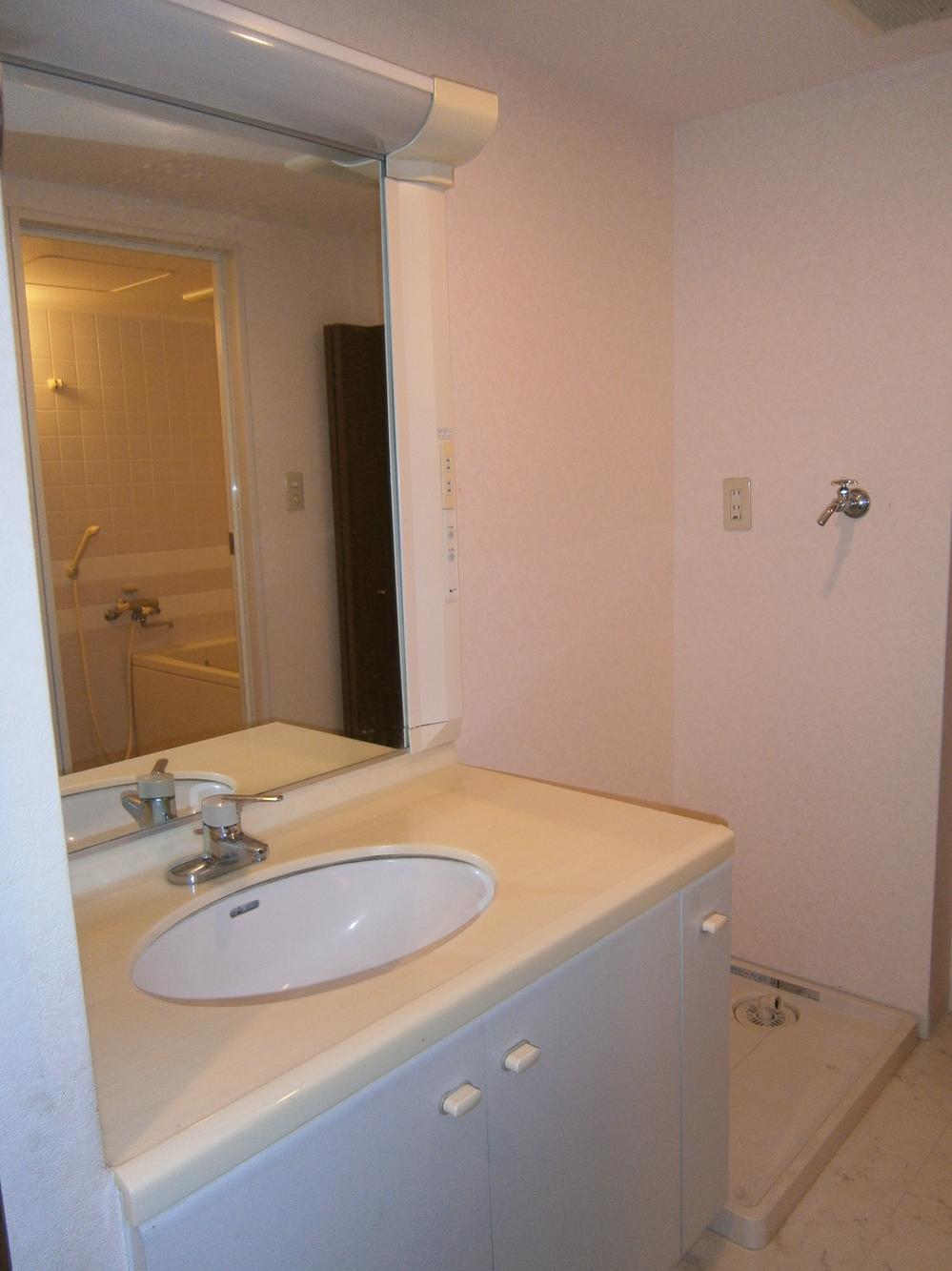 Wash basin, toilet. Indoor (11 May 2013) Shooting