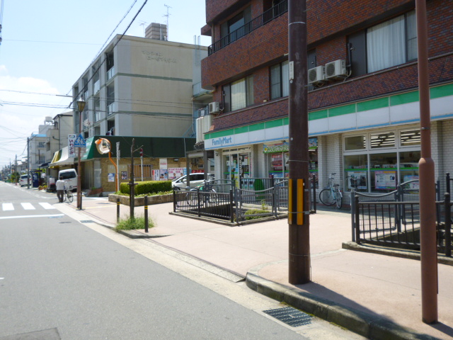 Convenience store. FamilyMart Ibaraki Funaki Machiten up (convenience store) 72m