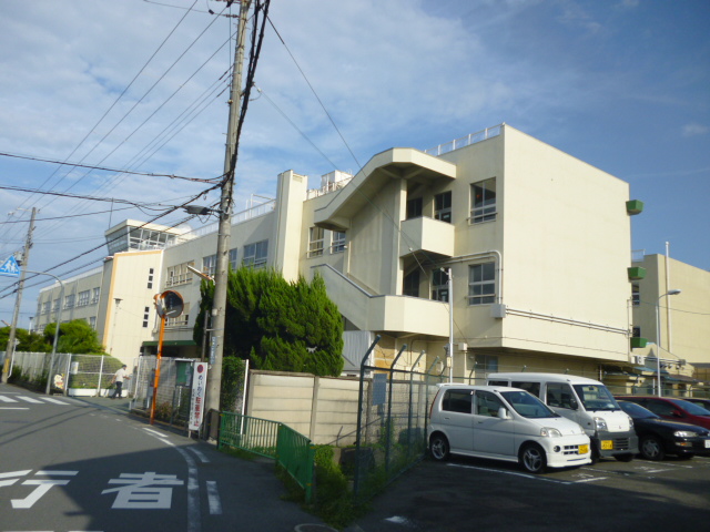 Primary school. Ibaraki Municipal Oike elementary school (elementary school) up to 500m