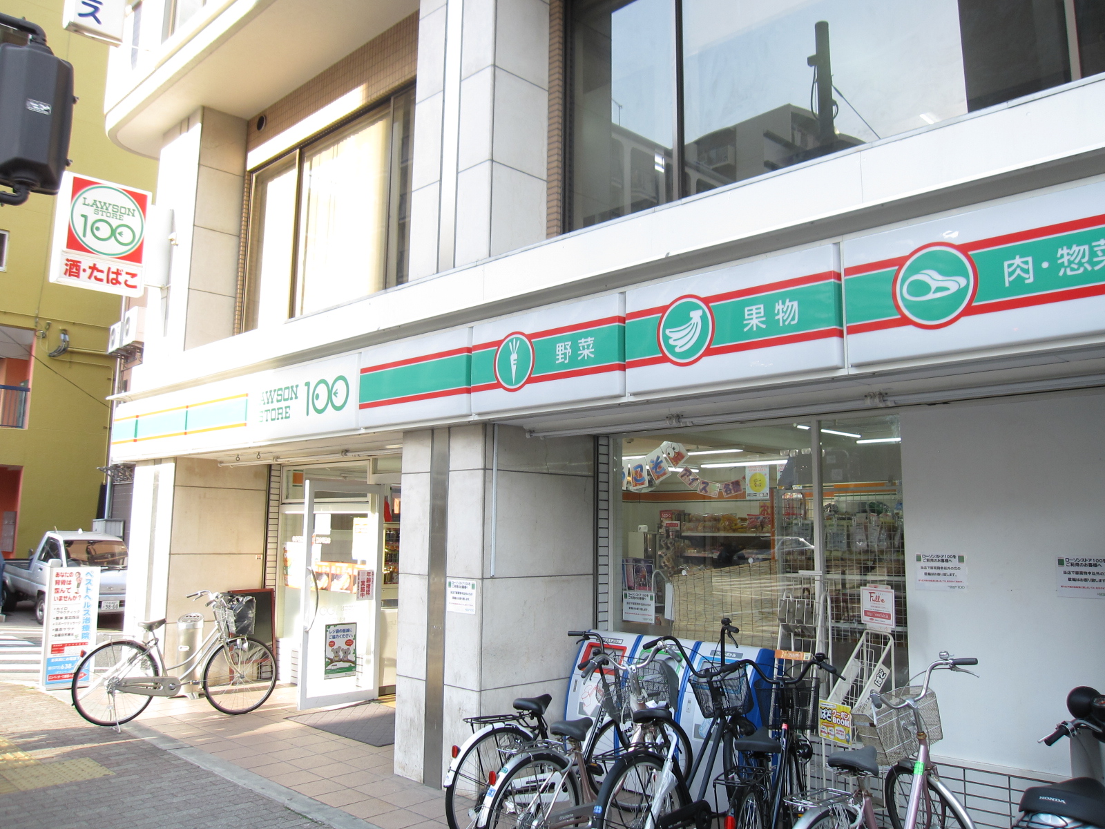 Convenience store. STORE100 Ibaraki Higashinara store up (convenience store) 324m