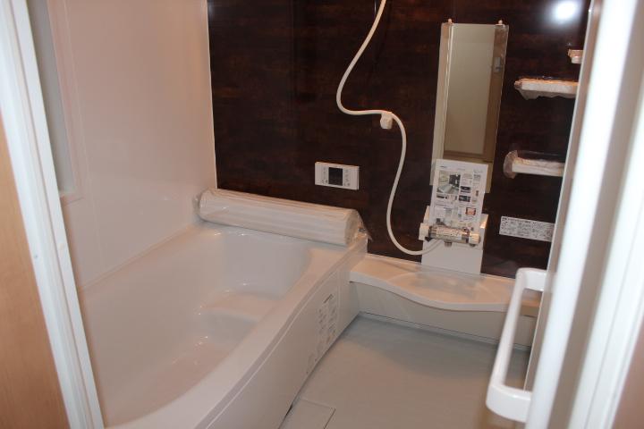 Bathroom. ● 2 No. land bathtub photo