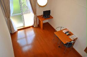 Living and room. Room also equipped with a folding desk is also breadth of about six tatami.