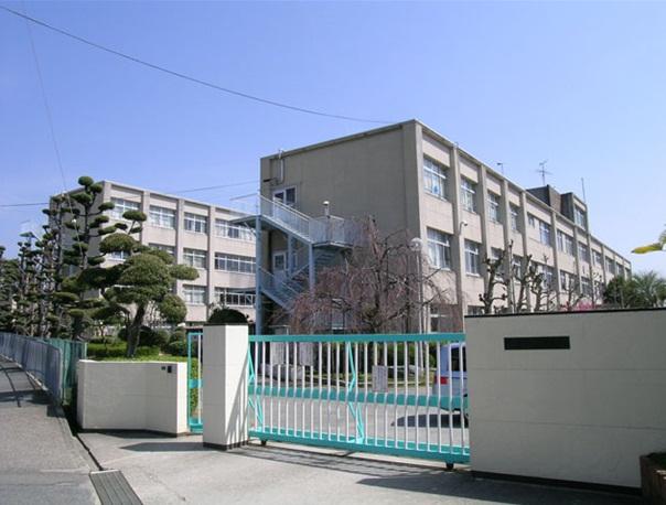 Primary school. 945m until Ikeda City Midorigaoka Elementary School