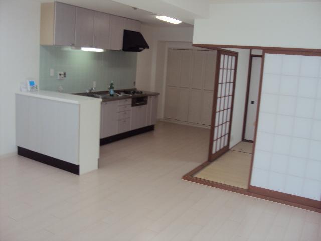 Living.  ■ But it is convenient and there is also next to the counter of the living room spacious kitchen ■