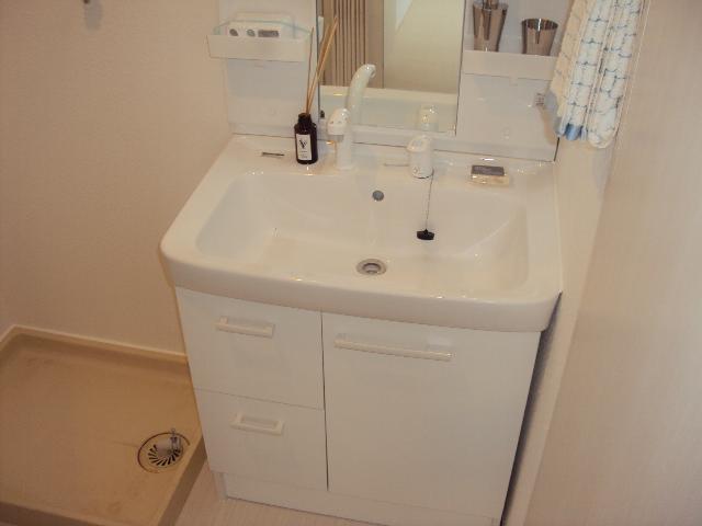 Wash basin, toilet.  ■ Shampoo dresser, It is a valuable item in the morning ■