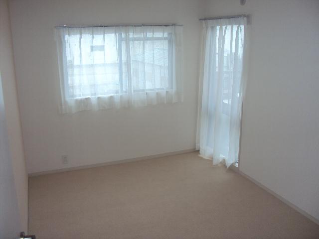 Non-living room.  ■ Sunny bedroom, Rooms are breathable because windows are also two ■