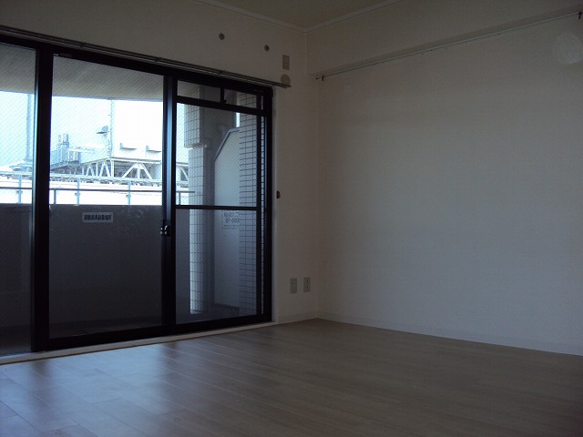 Other room space. South-facing Western-style.