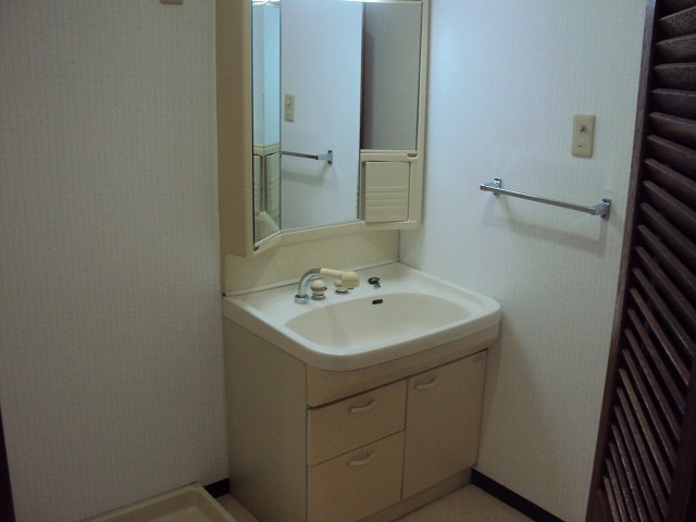 Washroom. Large washbasin. There is housed in the back of the mirror.