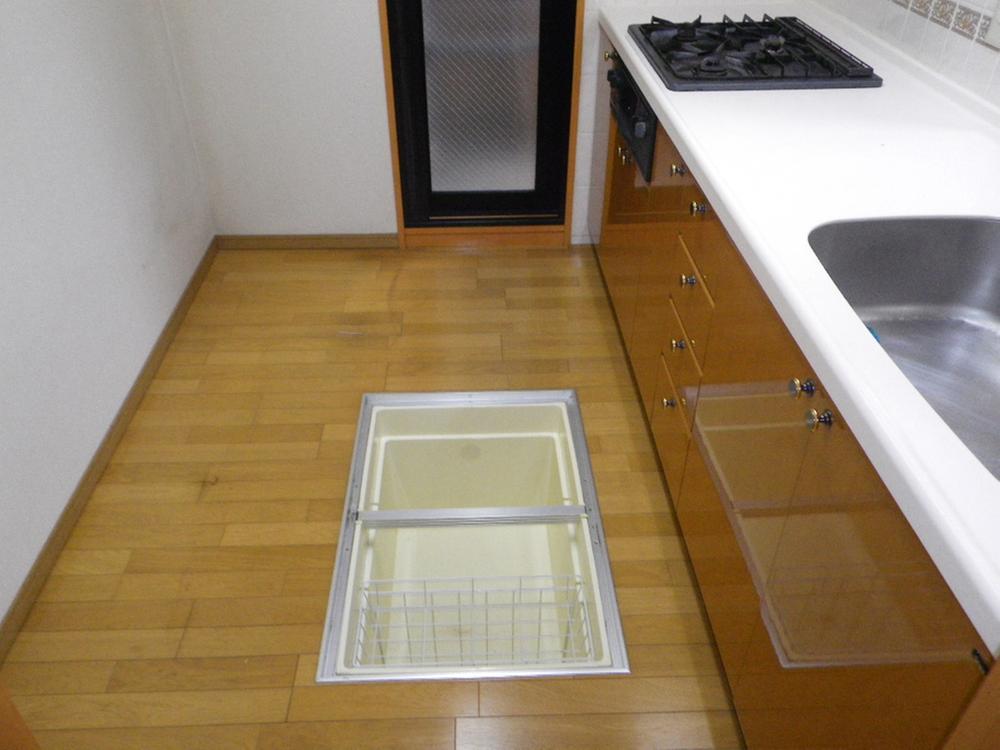 Kitchen. Room (May 2012) shooting