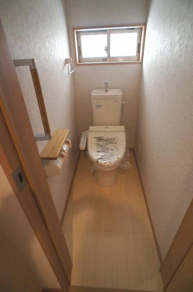 Toilet. Toilet (1F ・ There to 2F)