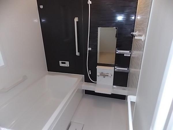 Same specifications photo (bathroom). With convenient bathroom dryer in your laundry on a rainy day or a cold day