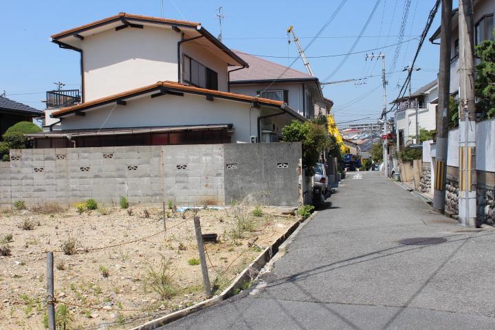 Local photos, including front road. North Itsuji Width about 4m