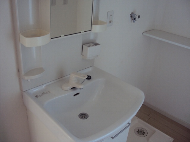 Washroom. Washbasin nice usability. 