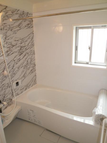 Same specifications photo (bathroom). Spacious bathroom that can be bathing with children