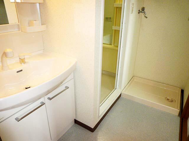 Wash basin, toilet. Indoor (12 May 2013) Shooting