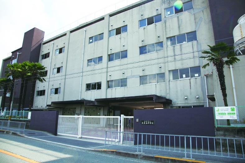 Junior high school. 759m until Ikeda City North Toshima Junior High School