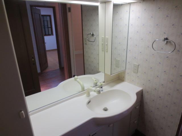 Wash basin, toilet