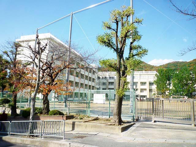 Primary school. 815m until Ikeda Municipal Satsukigaoka Elementary School