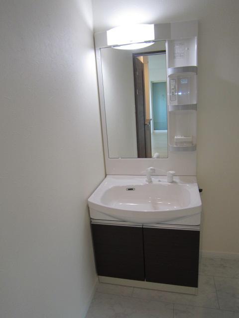 Wash basin, toilet. 1 Building Wash basin (November 2013) Shooting