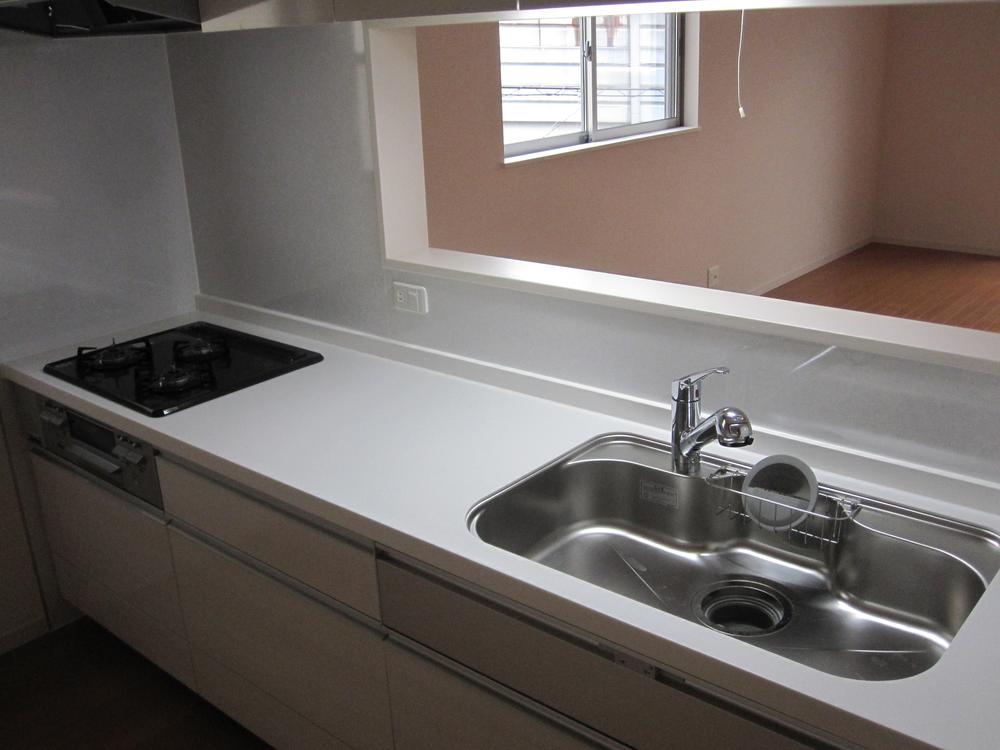 Kitchen. It artificial marble of the top plate has tightened the kitchen!