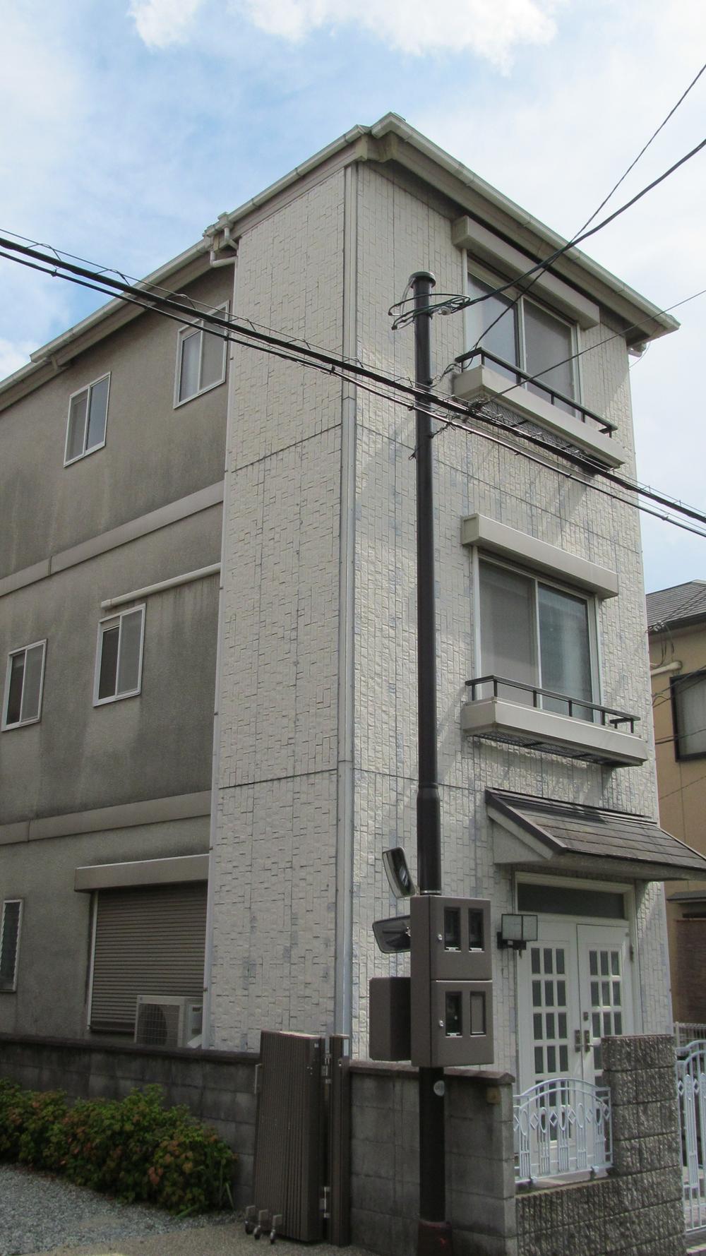 Local appearance photo. It is the third floor House for a quiet residential area