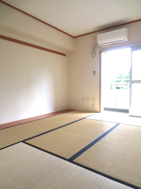 Living and room. Air conditioning installed base in the Japanese-style room