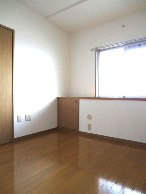 Living and room. Western-style is a sliding door, There compartment under the counter