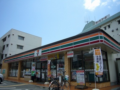 Convenience store. 667m to Seven-Eleven (convenience store)