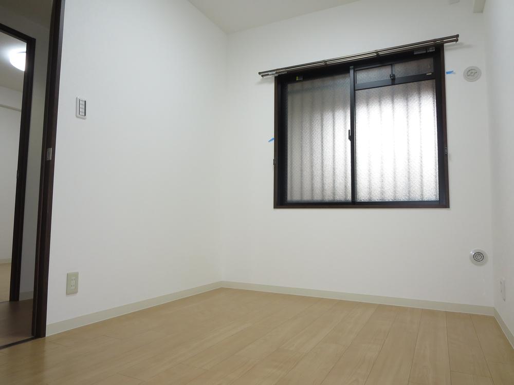 Non-living room. 4 Pledge Western-style