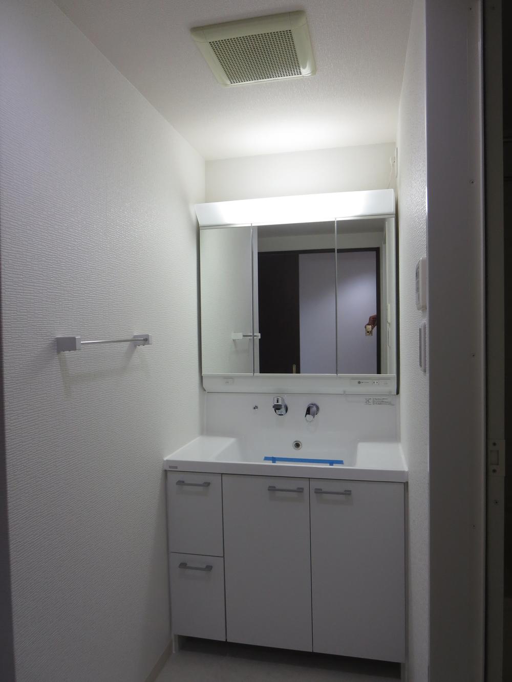 Wash basin, toilet. Wash basin of three-sided mirror