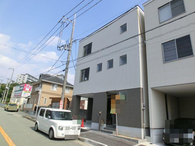 Local appearance photo. Monotone outer wall of the two-color Entrance of the wall is secure private.