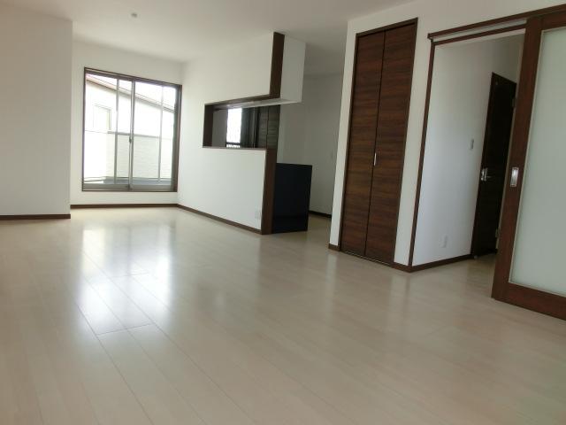 Living. Spacious Japanese-style room between the LDK and the continued
