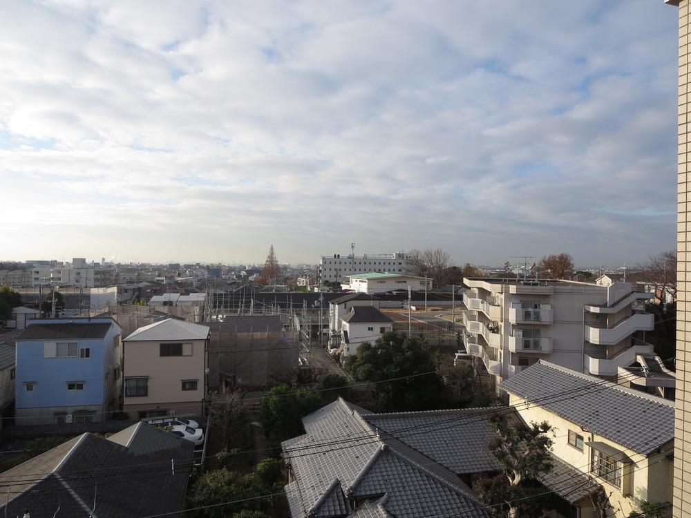 View photos from the dwelling unit. It is the south side of the view. Overlooking the rooftops of Ikeda.