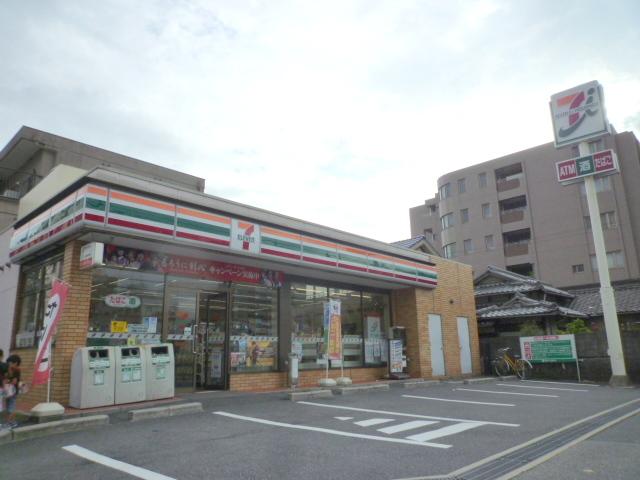Convenience store. 98m until the Seven-Eleven Ikeda Masumi-cho shop