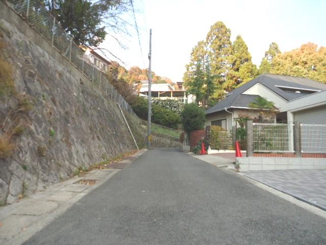 Local photos, including front road. Peace of mind for children because the traffic volume is less