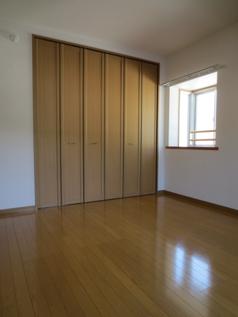 Living and room. Western-style bay window and the closet