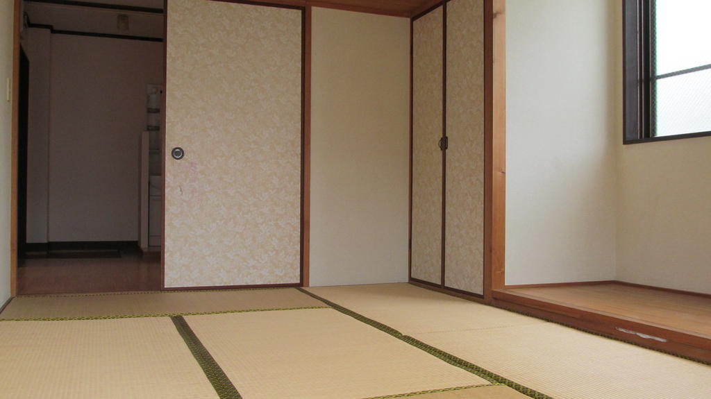 Other room space. 6 Pledge south-facing Japanese-style room with plates
