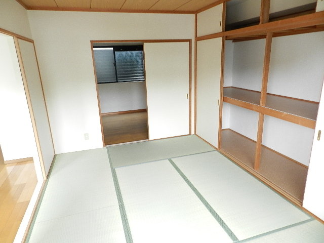 Living and room. Japanese-style storage plenty