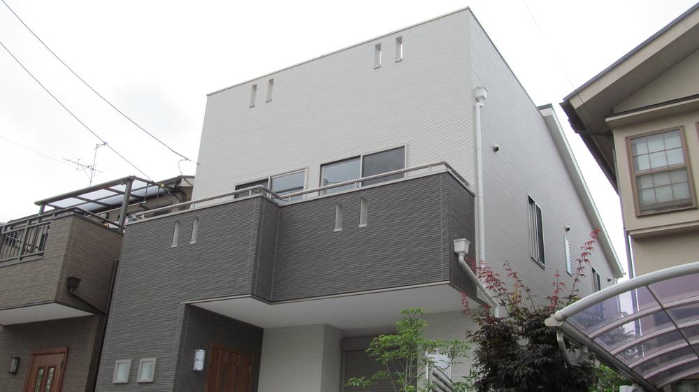 Local appearance photo. It is a House for chic atmosphere nestled in a quiet residential area.