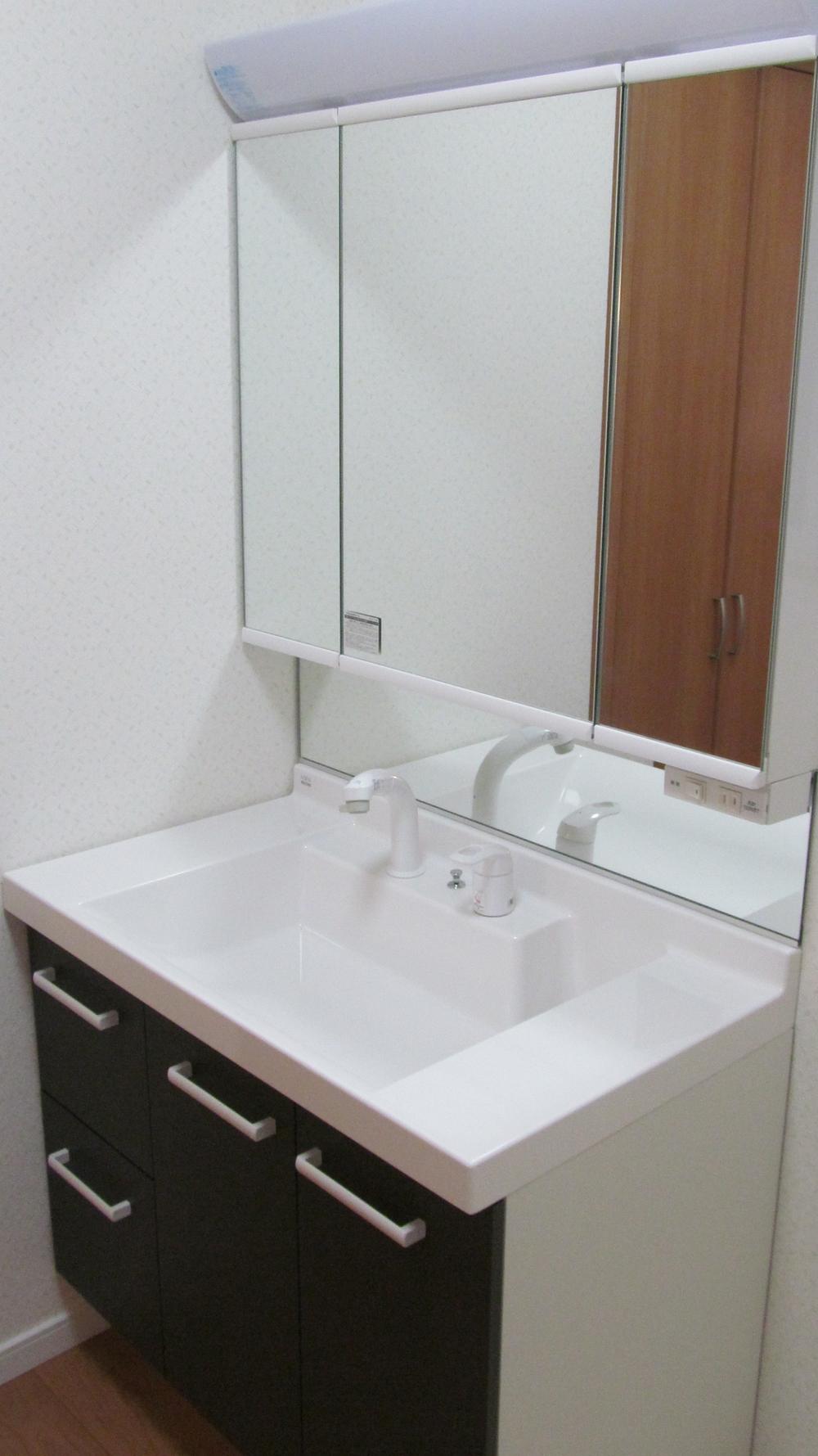 Wash basin, toilet. Washbasin dark brown-and-white contrast is beautiful.